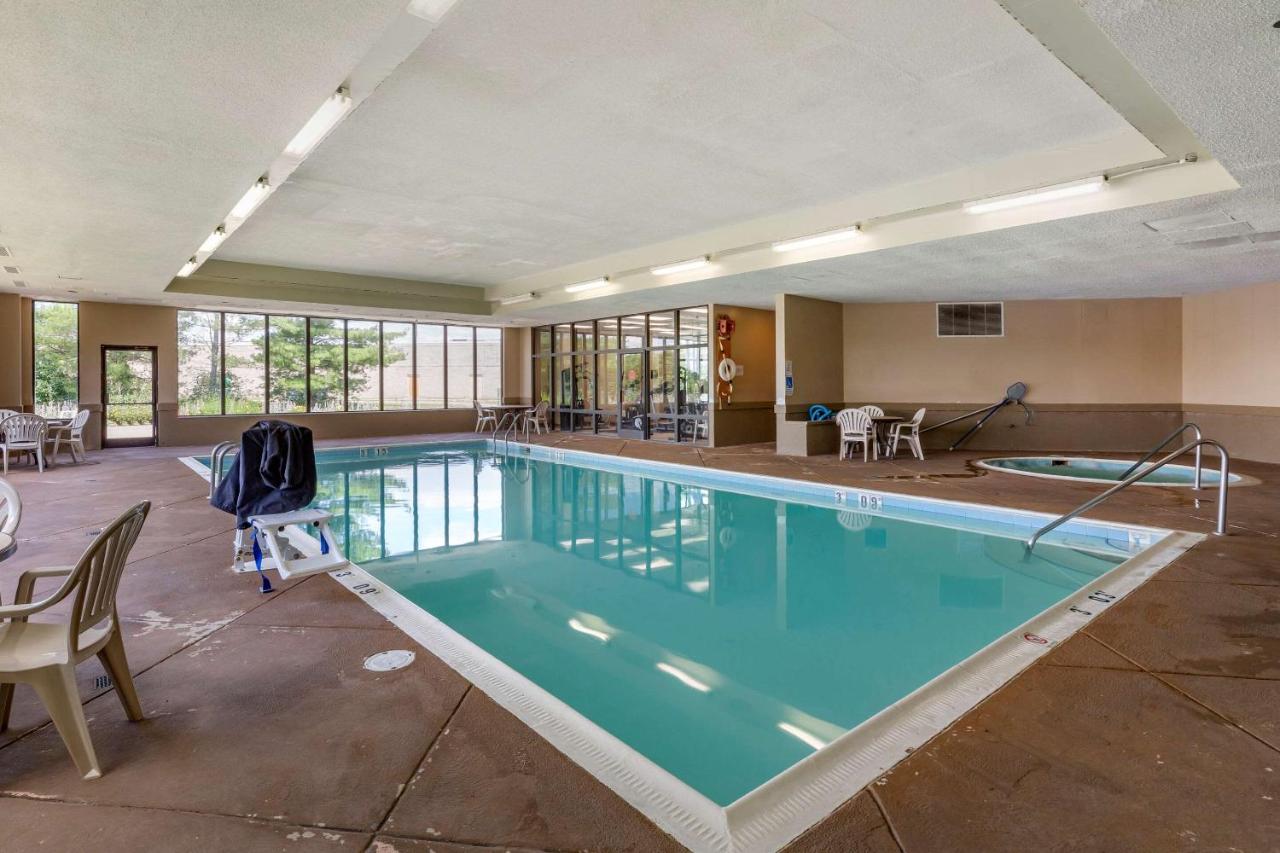 Heated swimming pool: Comfort Inn Alliance