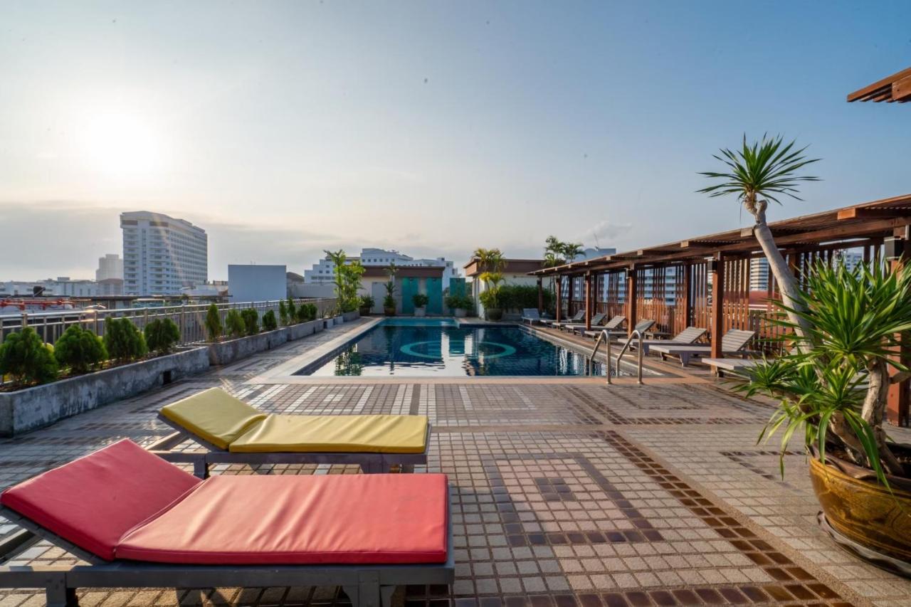 Rooftop swimming pool: Baywalk Residence Pattaya