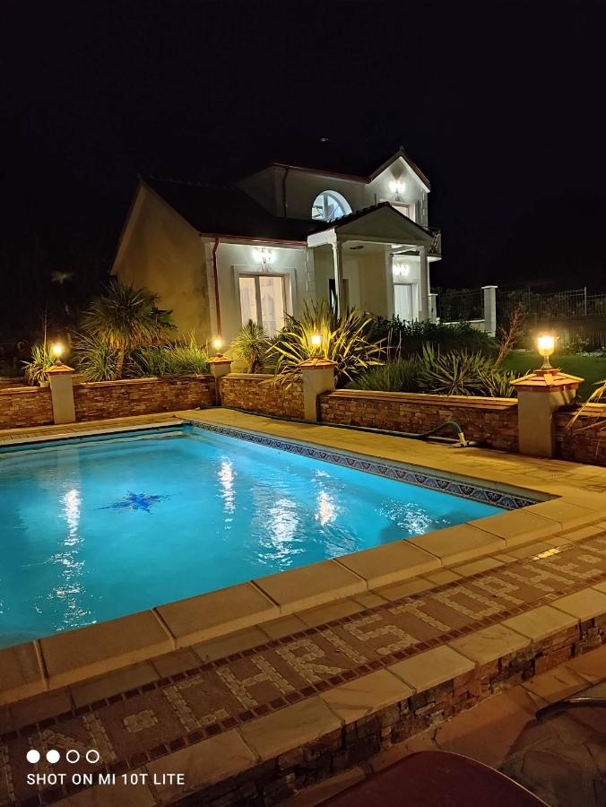 Heated swimming pool: Villa Angelina