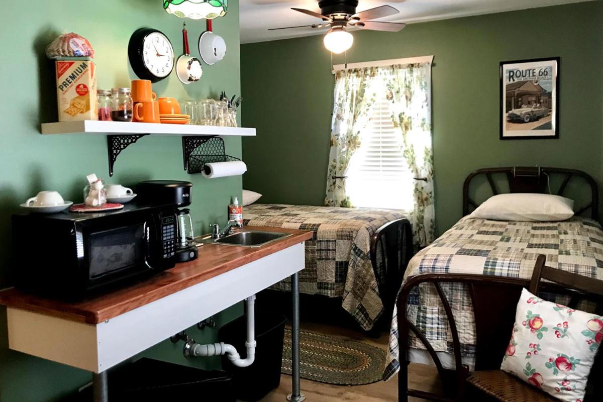 Townhouse Motor Lodge — photo 2