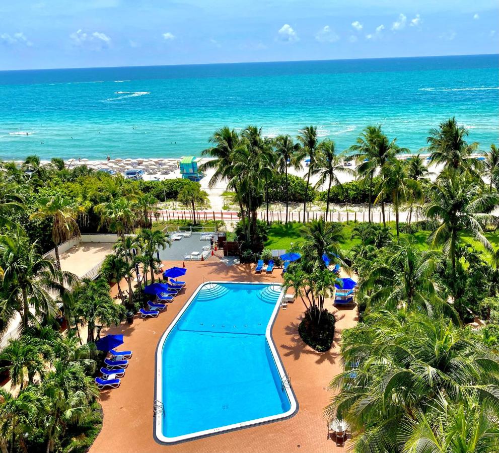 Beach: Radisson Resort Miami Beach