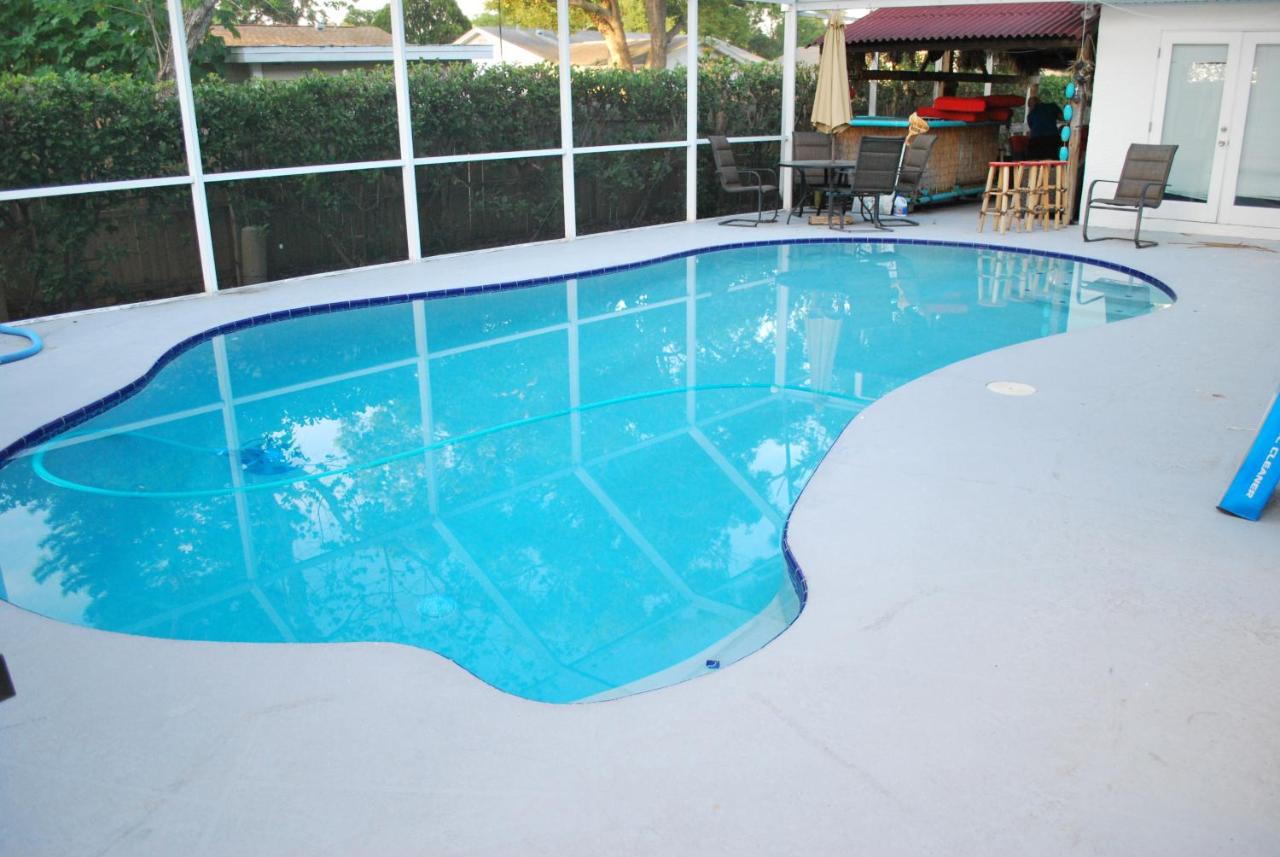 Heated swimming pool: Luxury Vacation Villa with Heated Pool Tiki bar Golf and Onsite Boat Rental