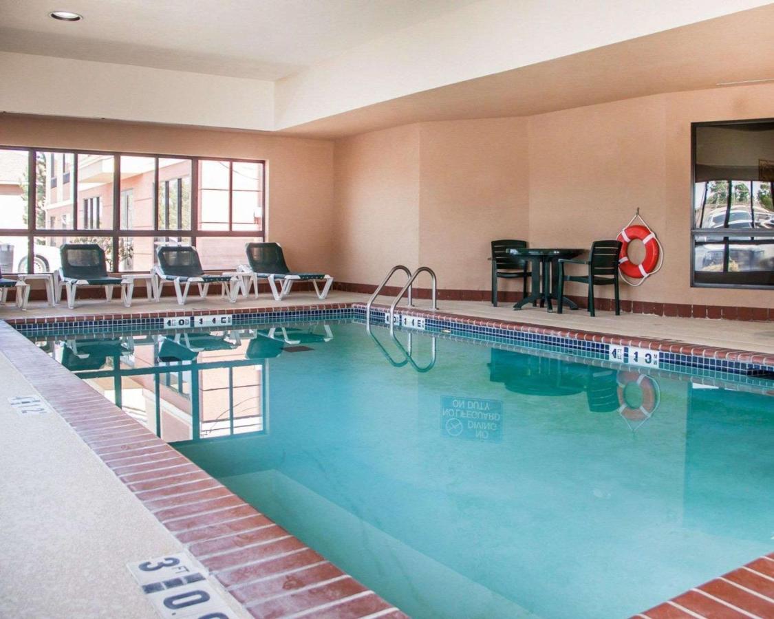 Heated swimming pool: Comfort Inn & Suites Weatherford