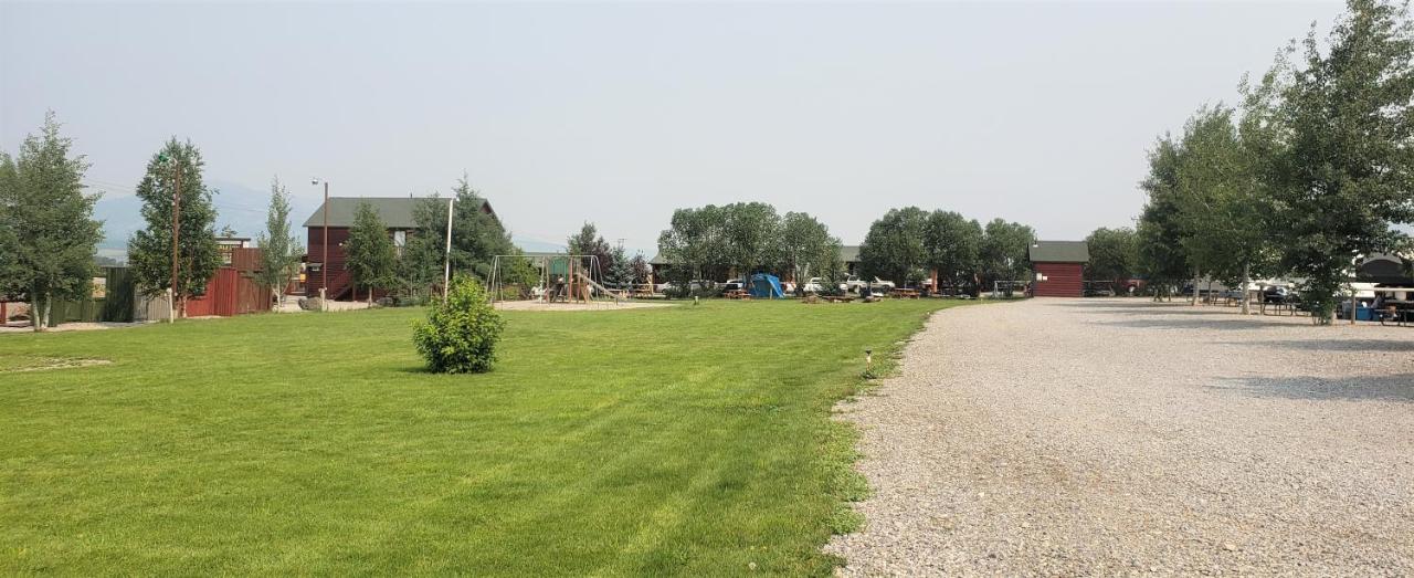 Wolf Den Log Cabin Motel and RV Park — photo 9