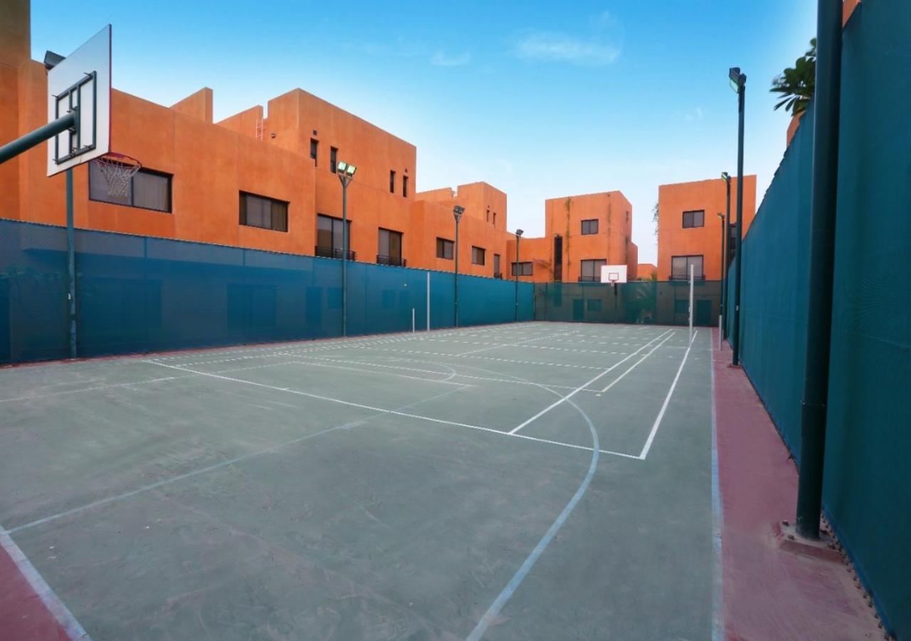 Tennis court: WEEKEND HOTEL & Resort