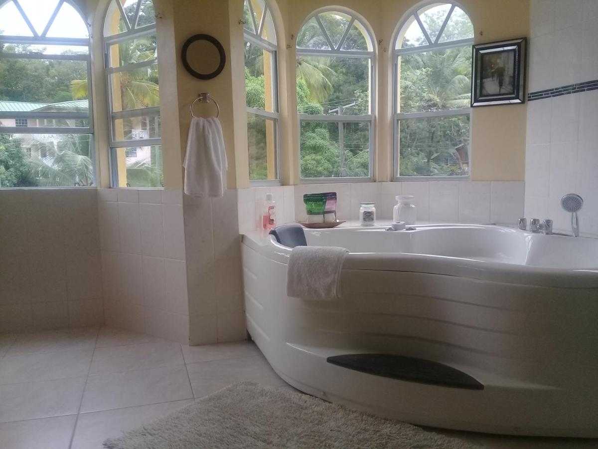 Royal Escape - 1 - 4