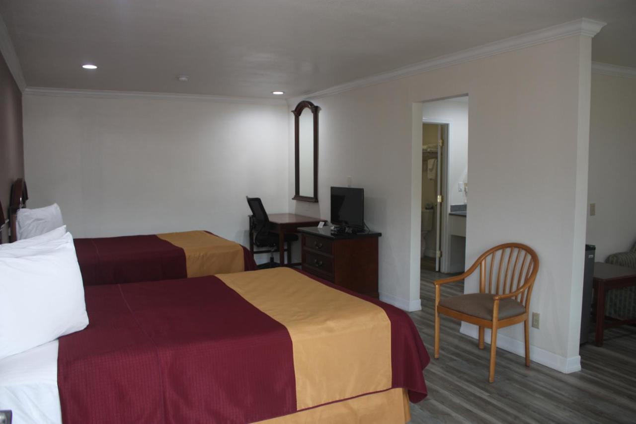 Deluxe Inn — photo 9