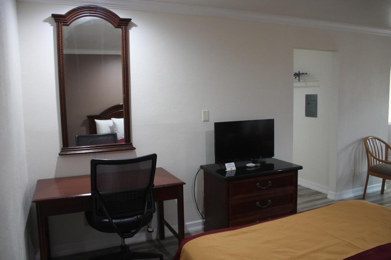 Deluxe Inn — photo 5