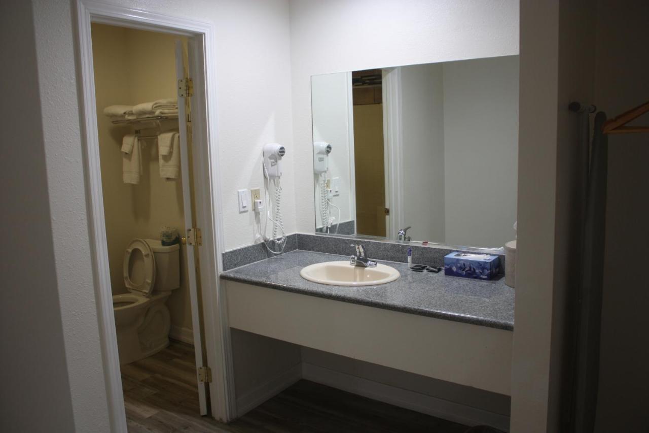 Deluxe Inn — photo 12
