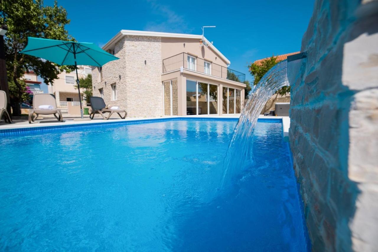 Heated swimming pool: 1oak villa