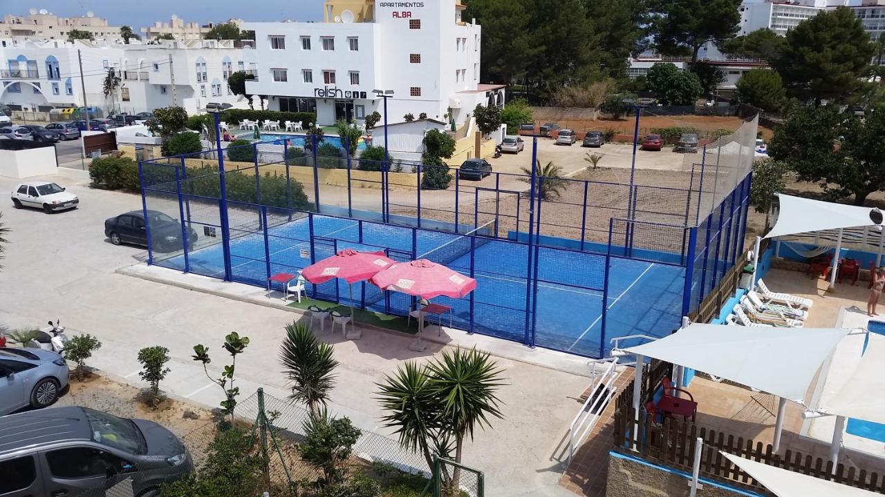 Tennis court: Apartamentos Vista al Puerto