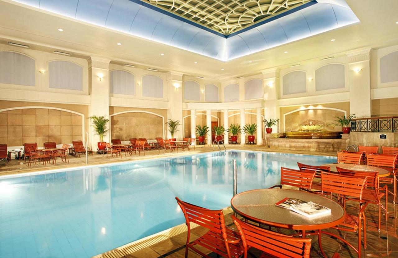 Heated swimming pool: Metropark Lido Hotel Beijing
