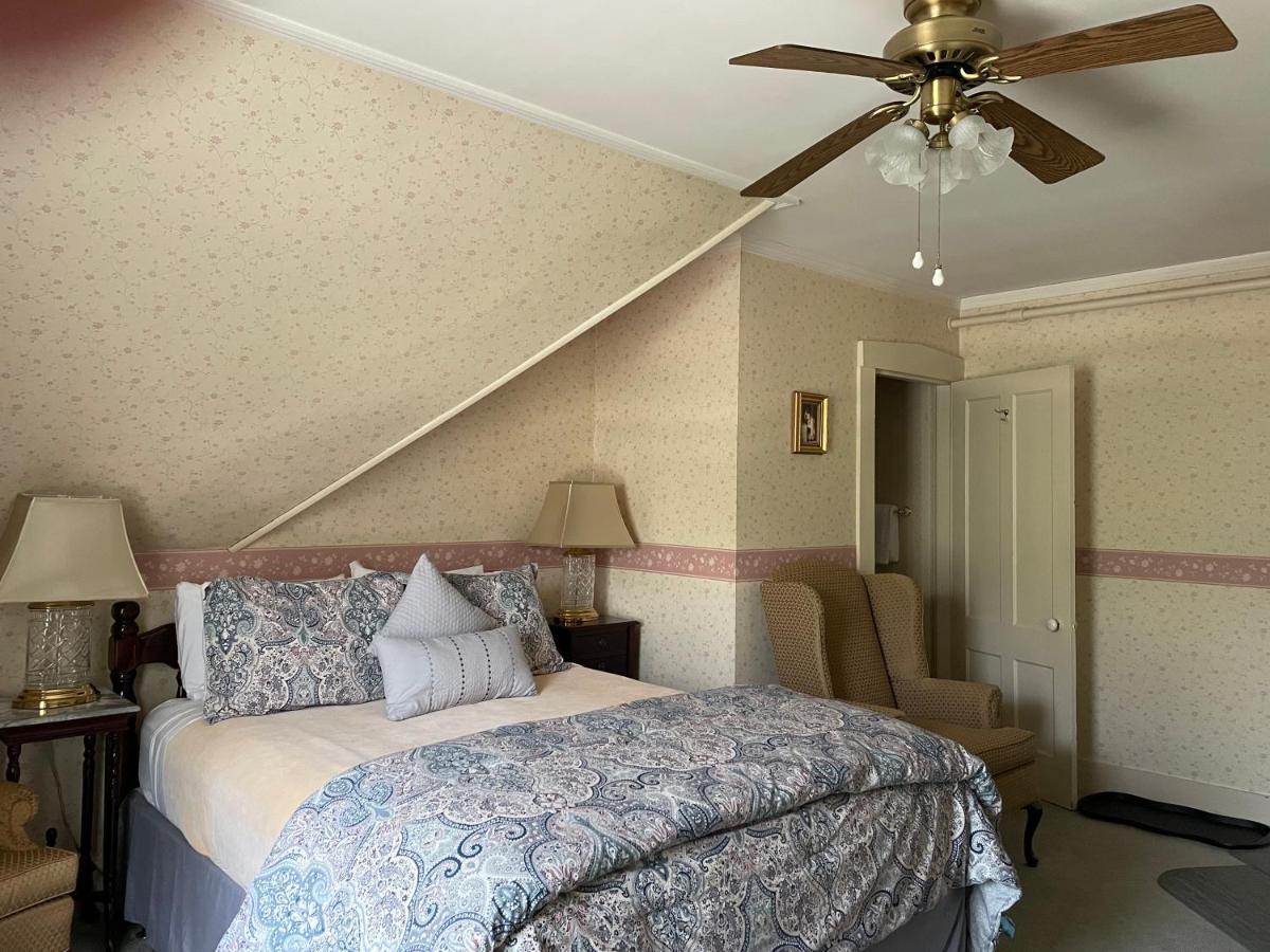 Deerfield Valley Inn - Mt Snow BnB Fireplace Rooms and Breakfast — photo 18