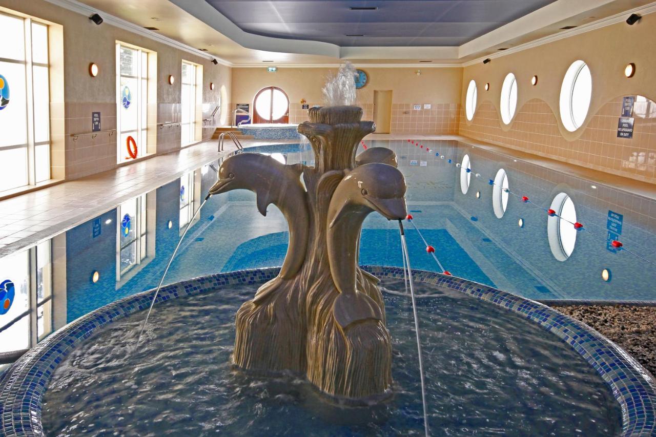 Heated swimming pool: Seven Oaks Hotel
