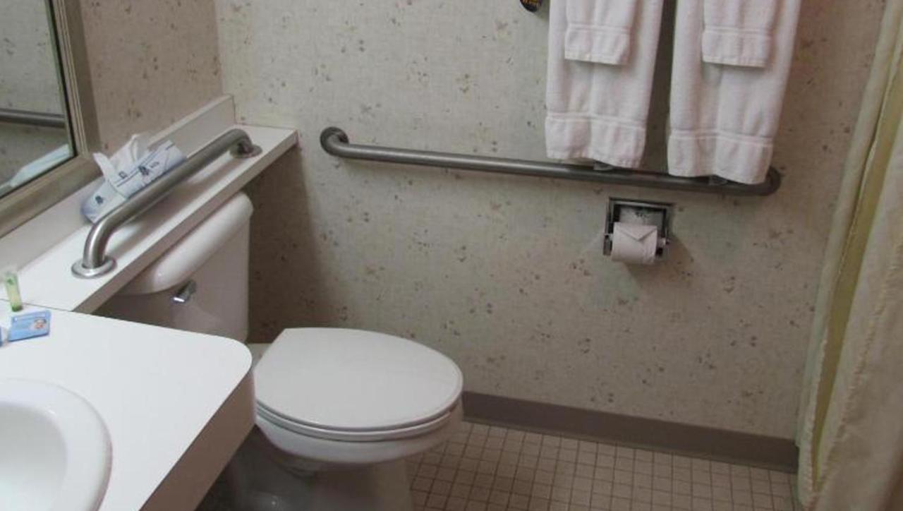 Magnuson Grand Pioneer Inn and Suites — photo 24