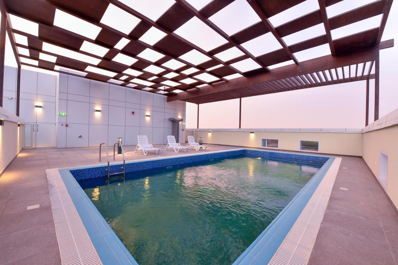 Rooftop swimming pool: Saray Deluxe Hotel Apartments
