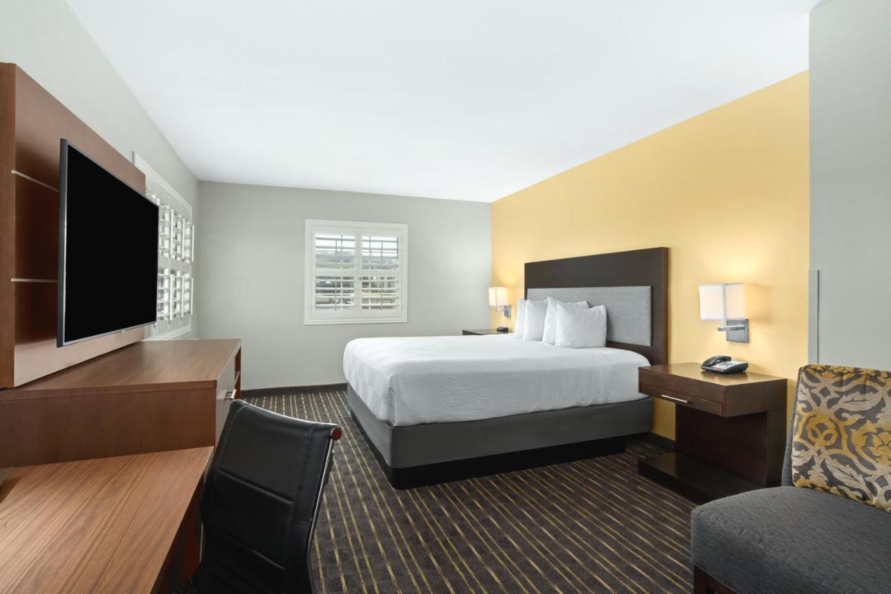 Hotel Aura SFO Airport FREE SHUTTLE — photo 8