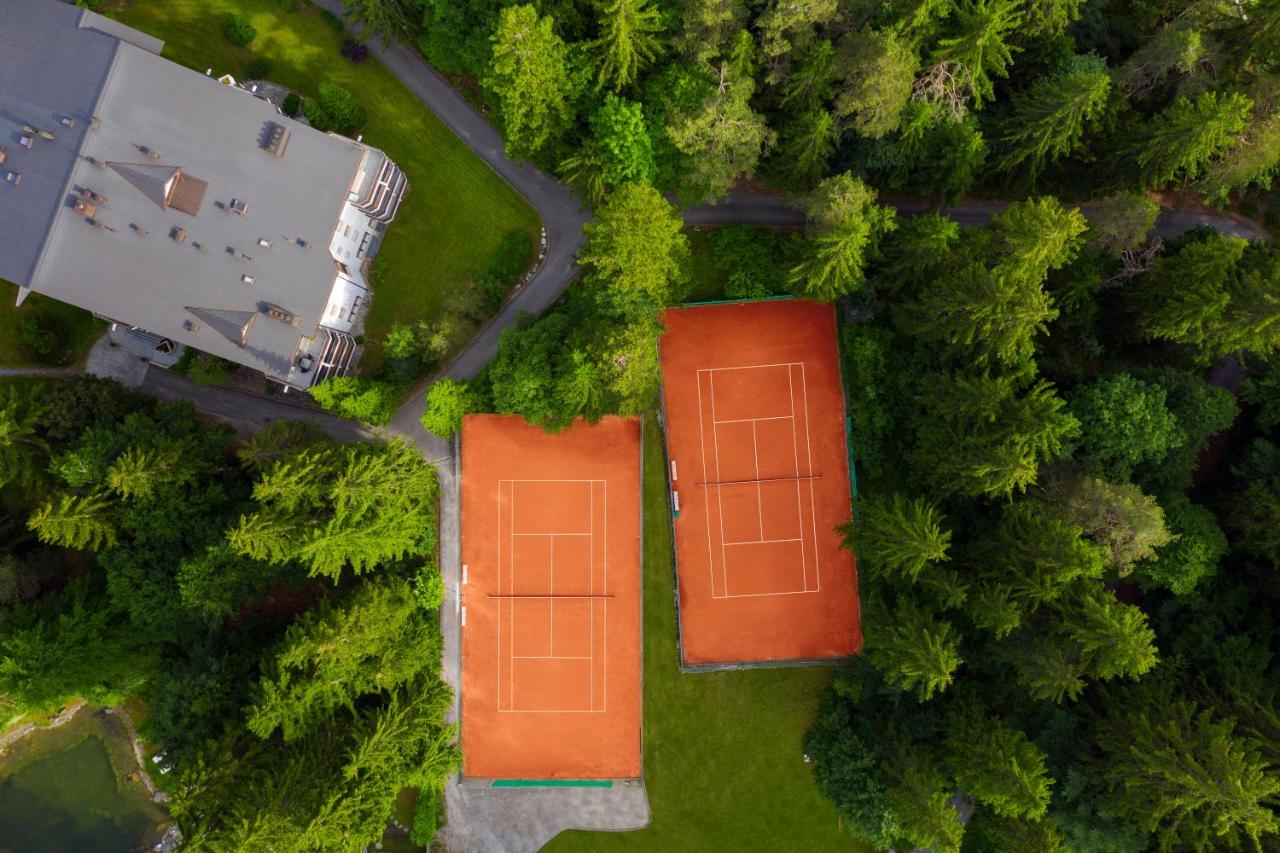 Tennis court: Chalet Belmont by Waldhaus Flims Wellness Resort