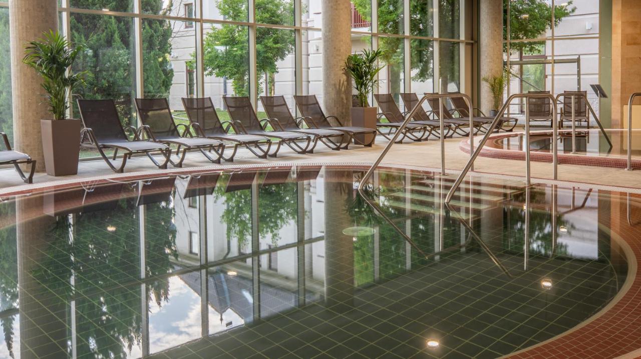 Heated swimming pool: Greenfield Hotel Golf & Spa
