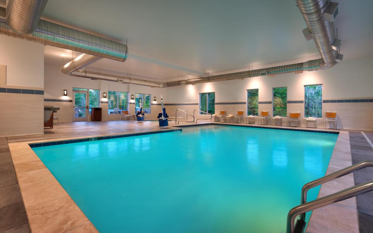 Heated swimming pool: Hyatt Place Fayetteville/Springdale