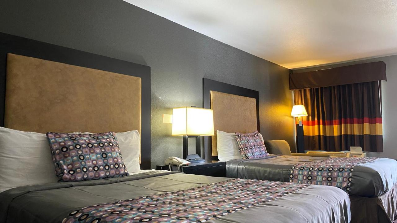 Island Inn & Suites — photo 13