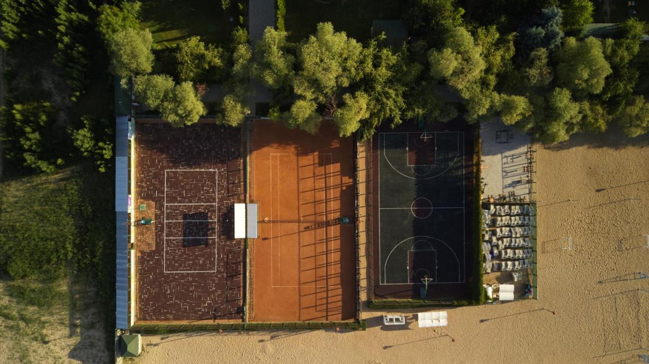 Tennis court: Kapriz Issyk Kul Resort