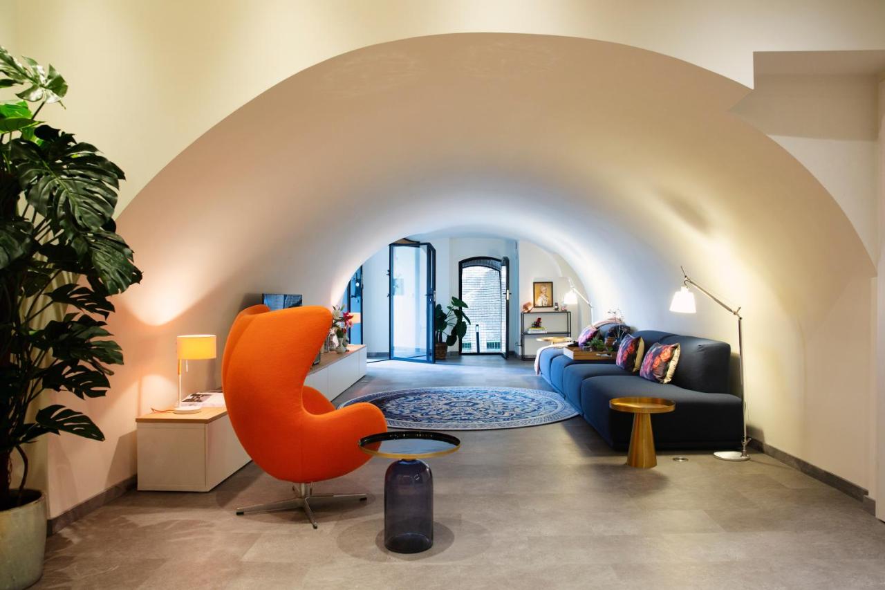 Een zitgedeelte bij LOFT 188 Luxury Apartment Hotel