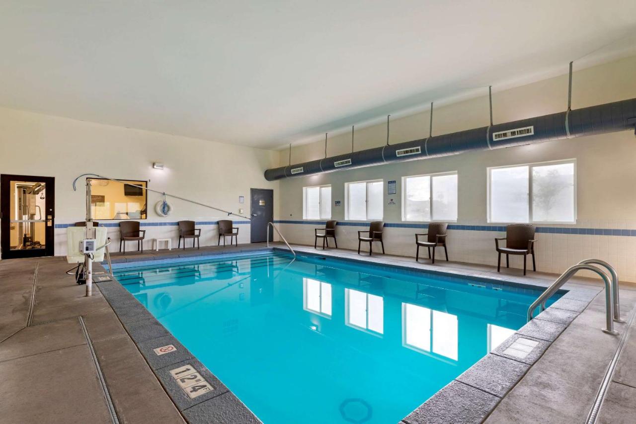 Heated swimming pool: Comfort Inn & Suites Ponca City near Marland Mansion