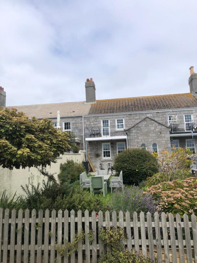 {{ hotelInfo.altText }}