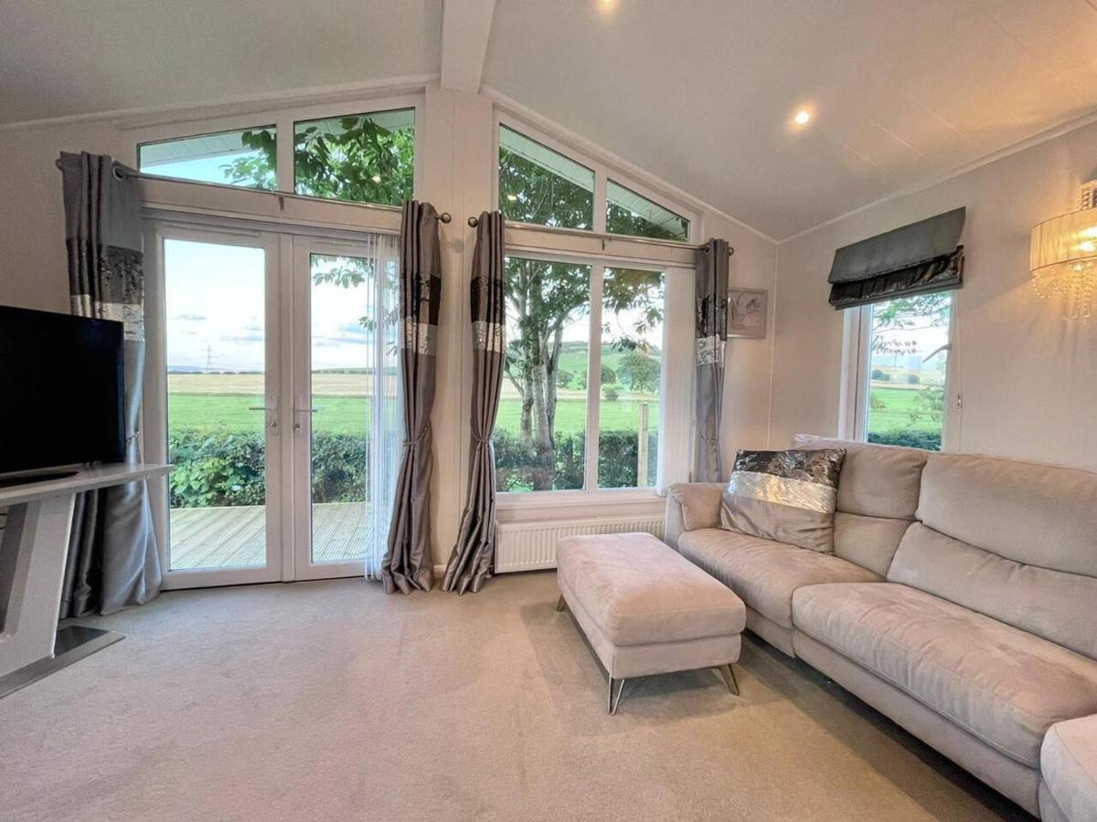 {{ hotelInfo.altText }}