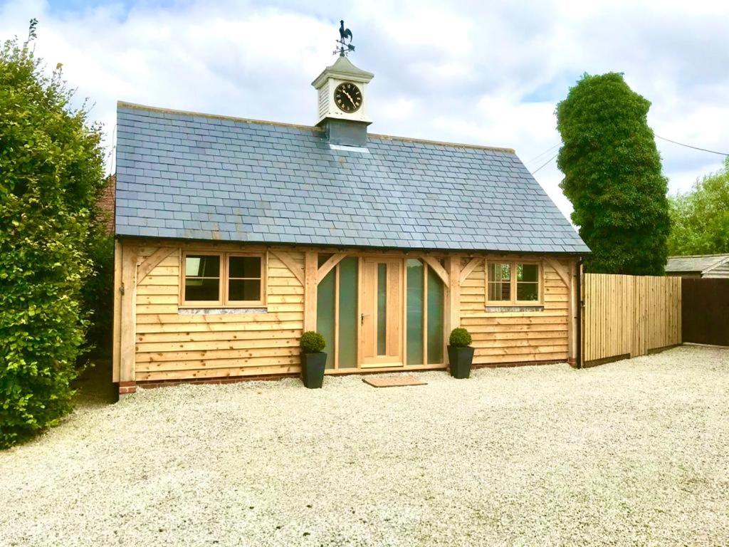 {{ hotelInfo.altText }}