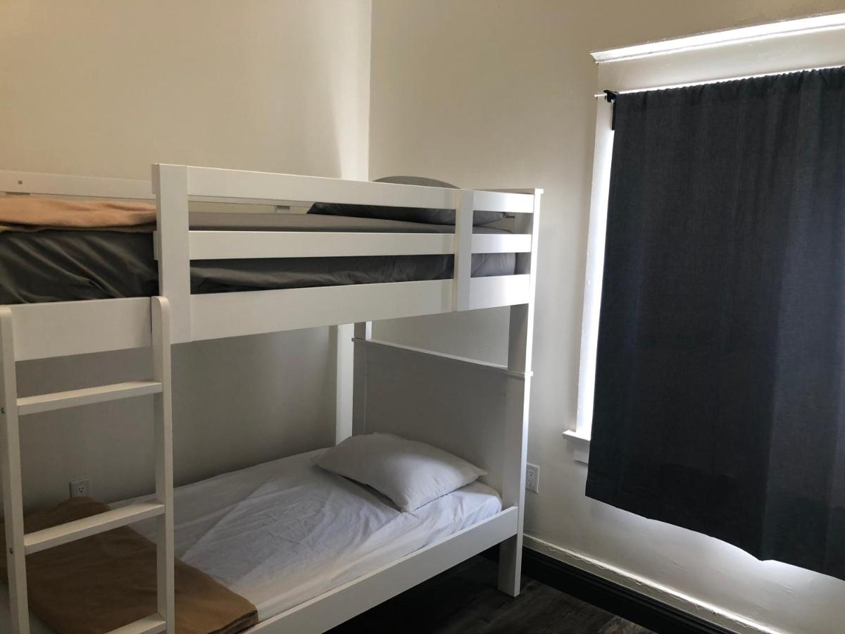Wilshire Metro Hostel — photo 11