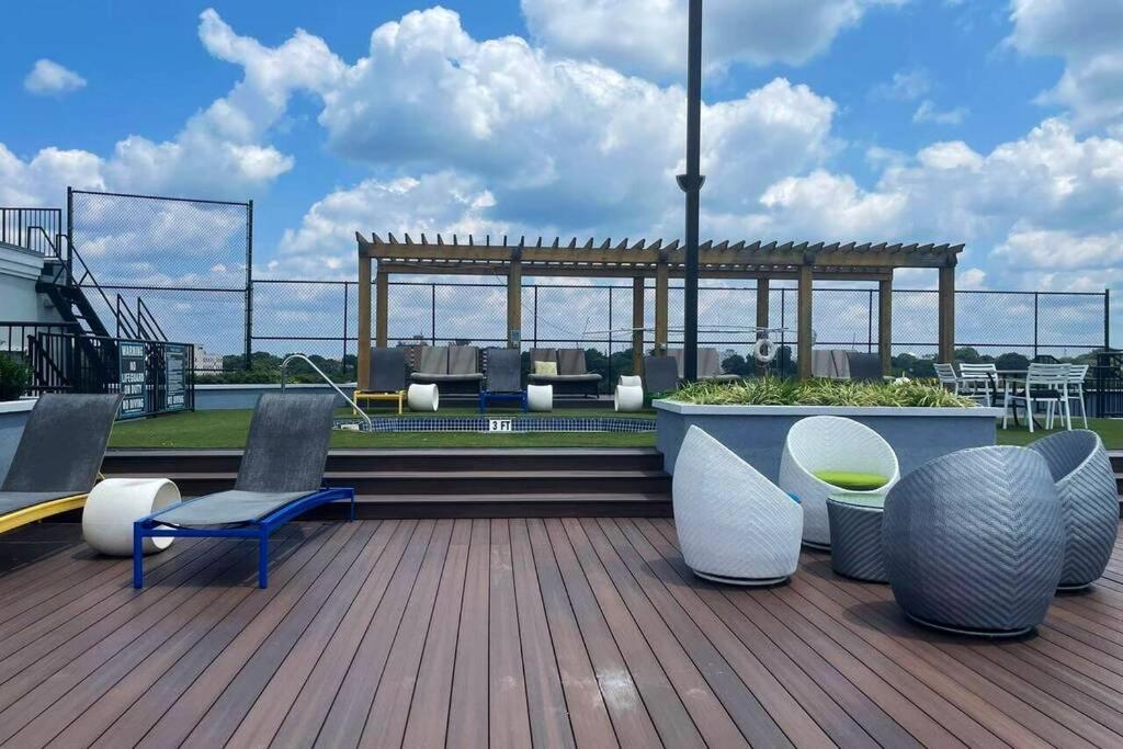 Rooftop swimming pool: Midtown Beautiful Luxury apartment