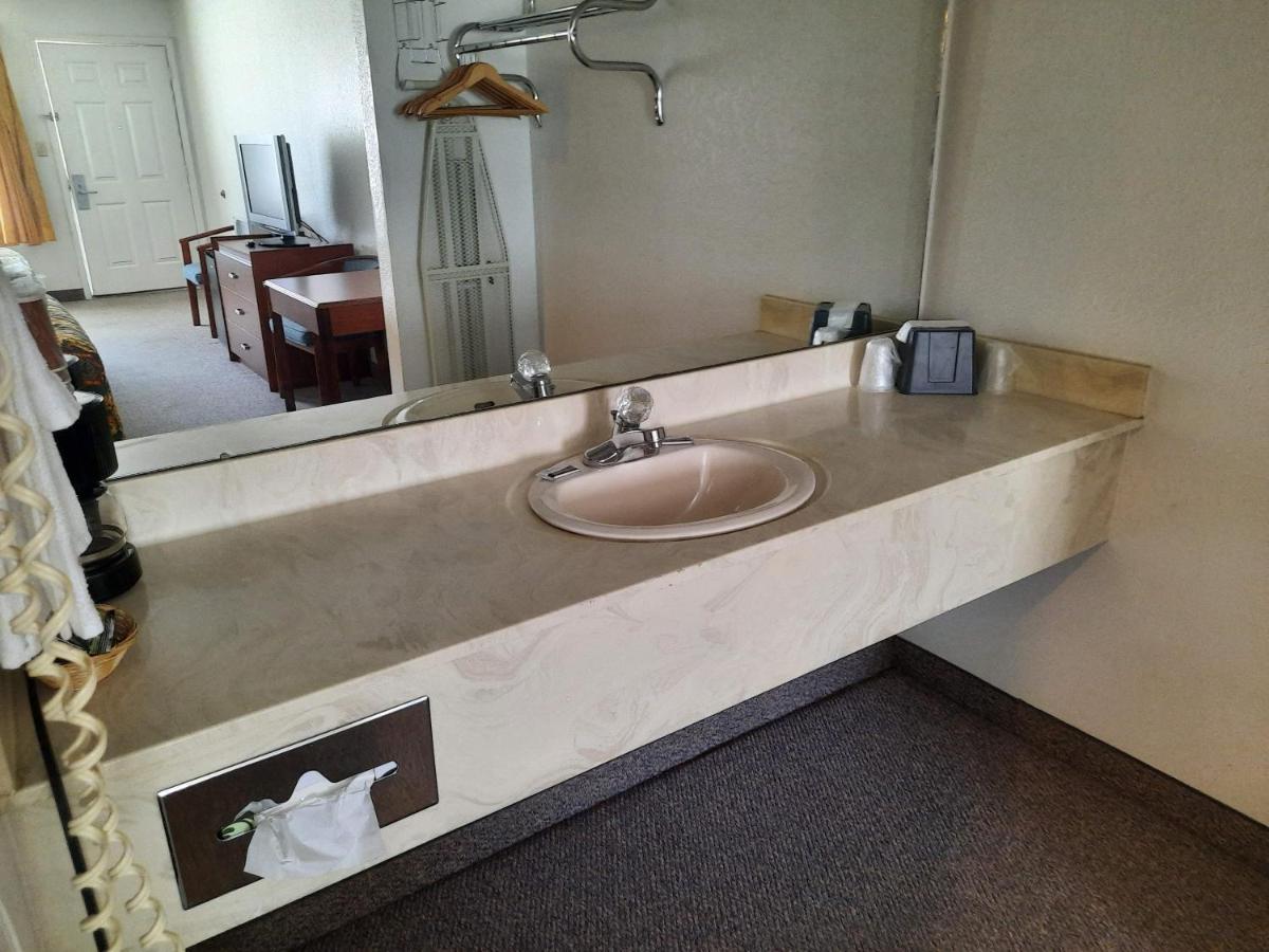 Economy Inn — photo 15