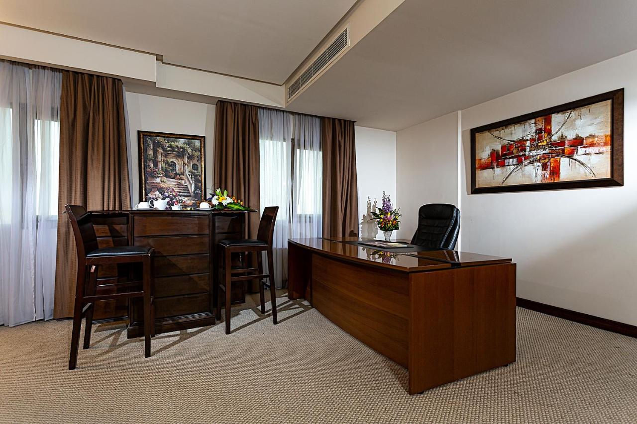 Monroe Hotel & Suites photo