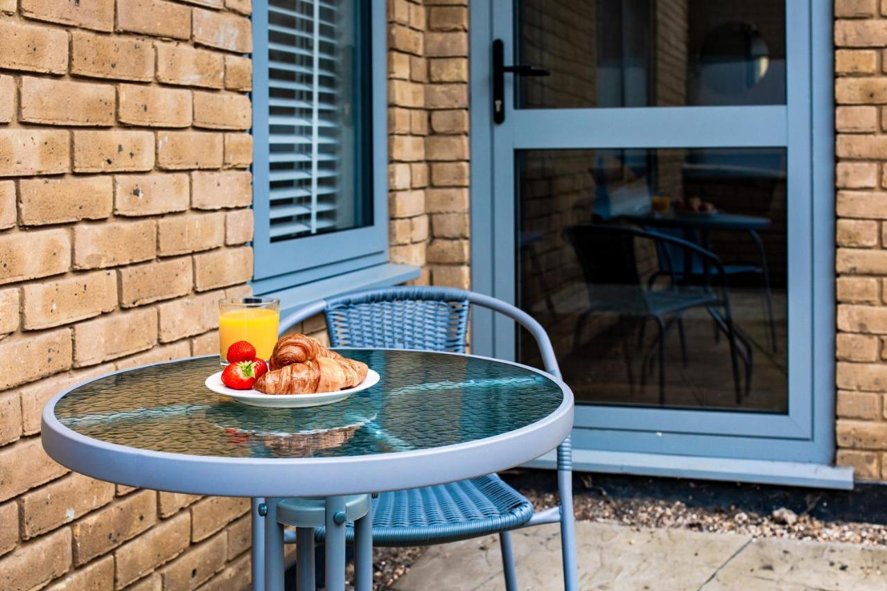 Emerald Court Executive Watford Central Apartment by PAY AS U STAY photo