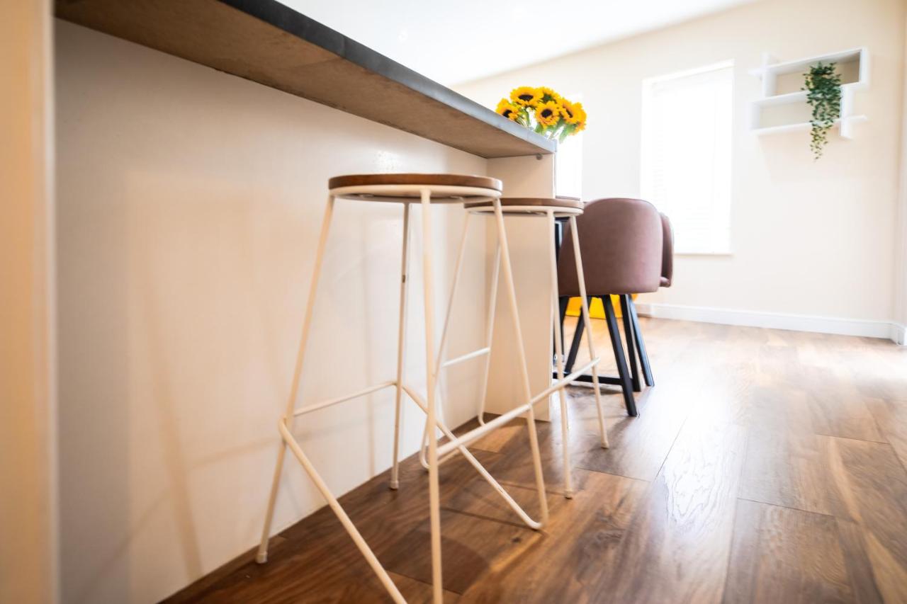 Emerald Court Executive Watford Central Apartment by PAY AS U STAY photo