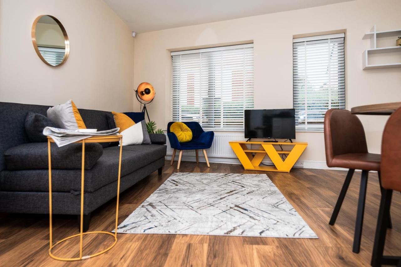 Emerald Court Executive Watford Central Apartment by PAY AS U STAY photo