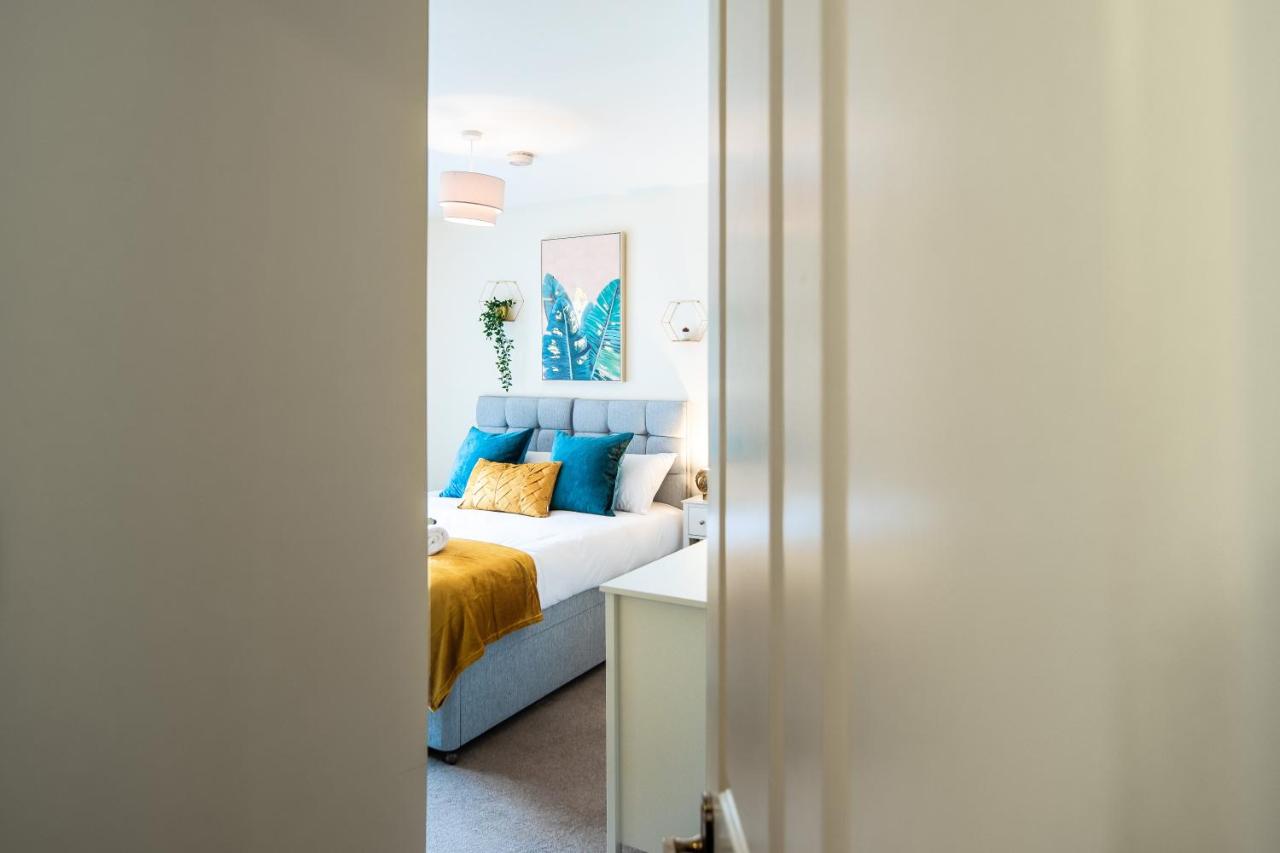 Emerald Court Executive Watford Central Apartment by PAY AS U STAY photo