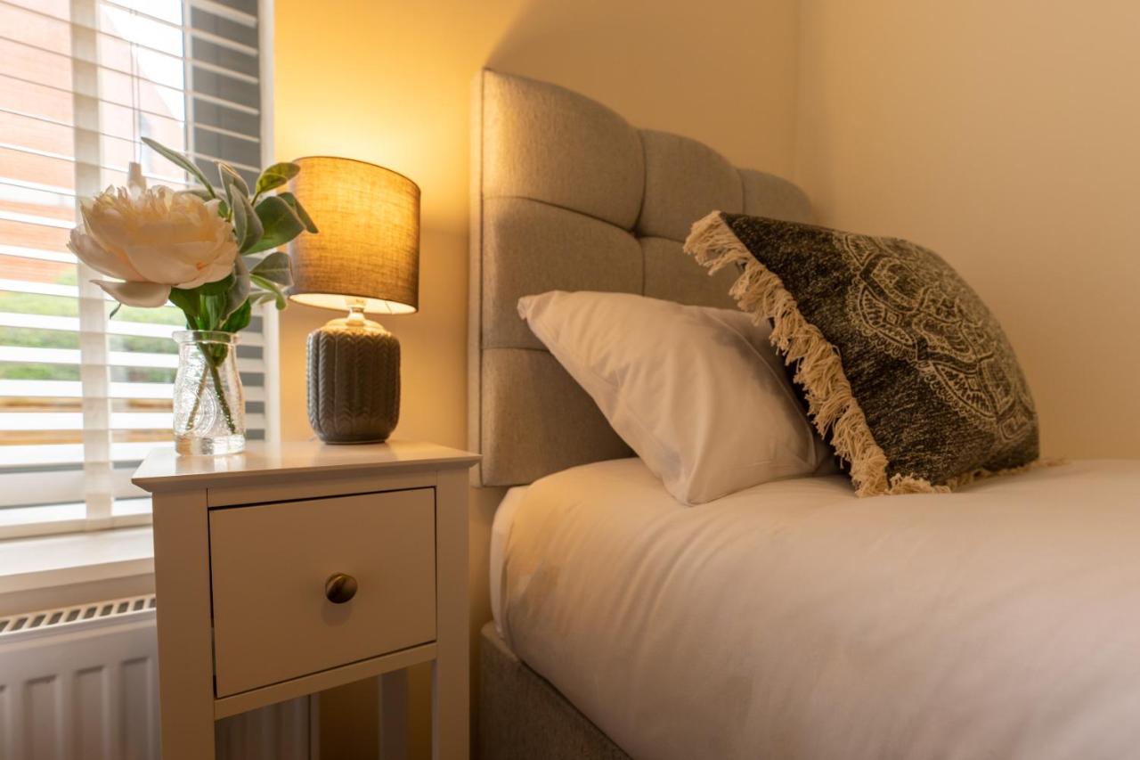 Emerald Court Executive Watford Central Apartment by PAY AS U STAY photo