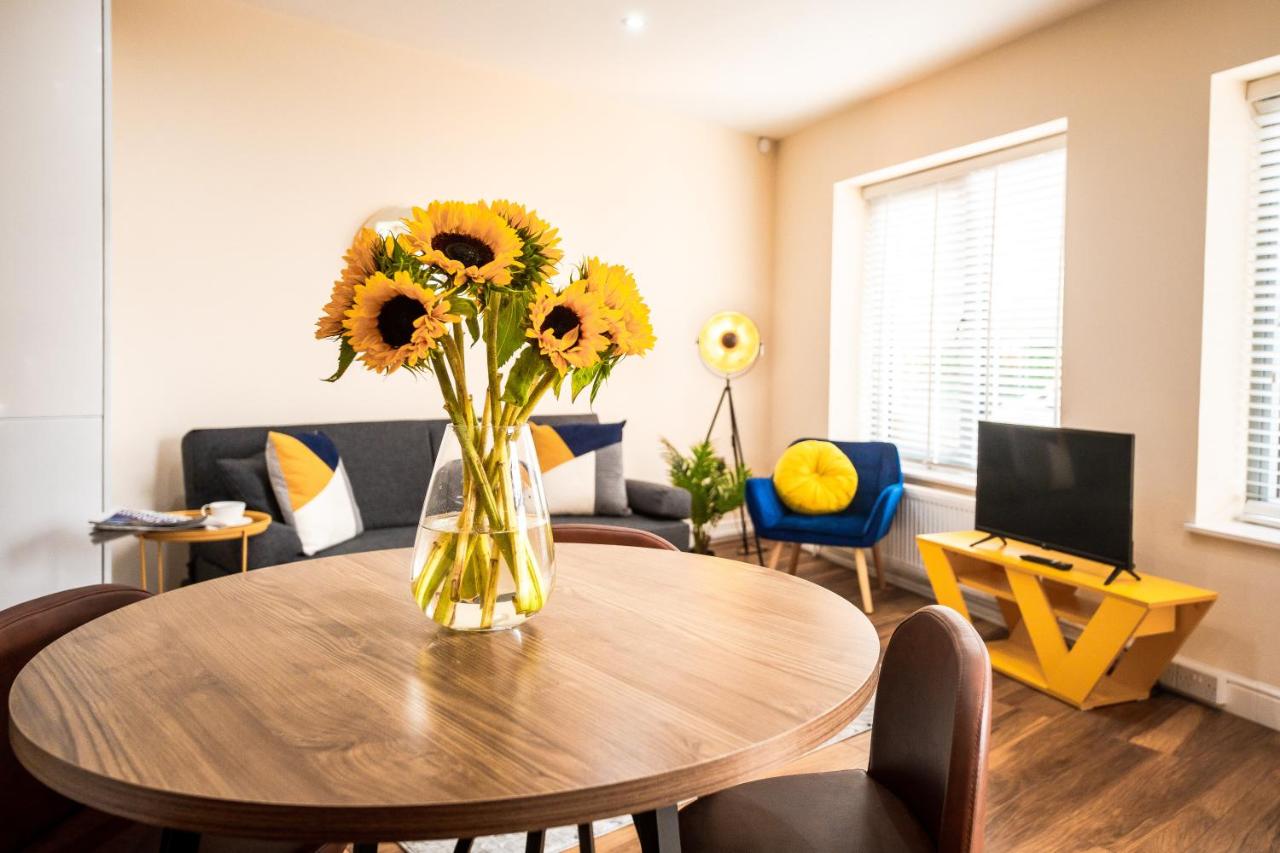 Emerald Court Executive Watford Central Apartment by PAY AS U STAY photo