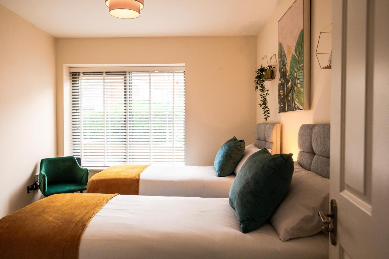 Emerald Court Executive Watford Central Apartment by PAY AS U STAY photo