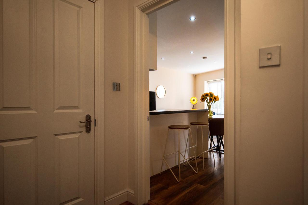 Emerald Court Executive Watford Central Apartment by PAY AS U STAY photo