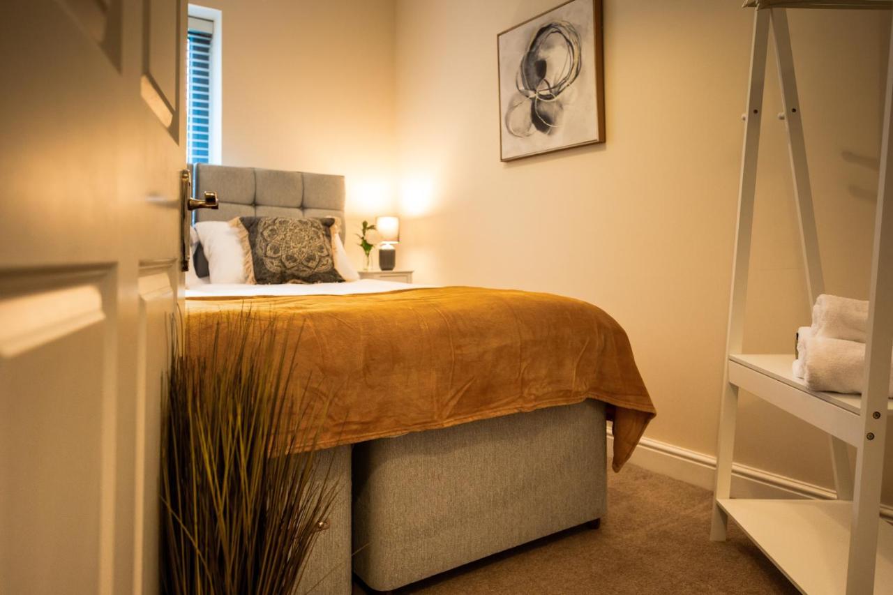 Emerald Court Executive Watford Central Apartment by PAY AS U STAY photo