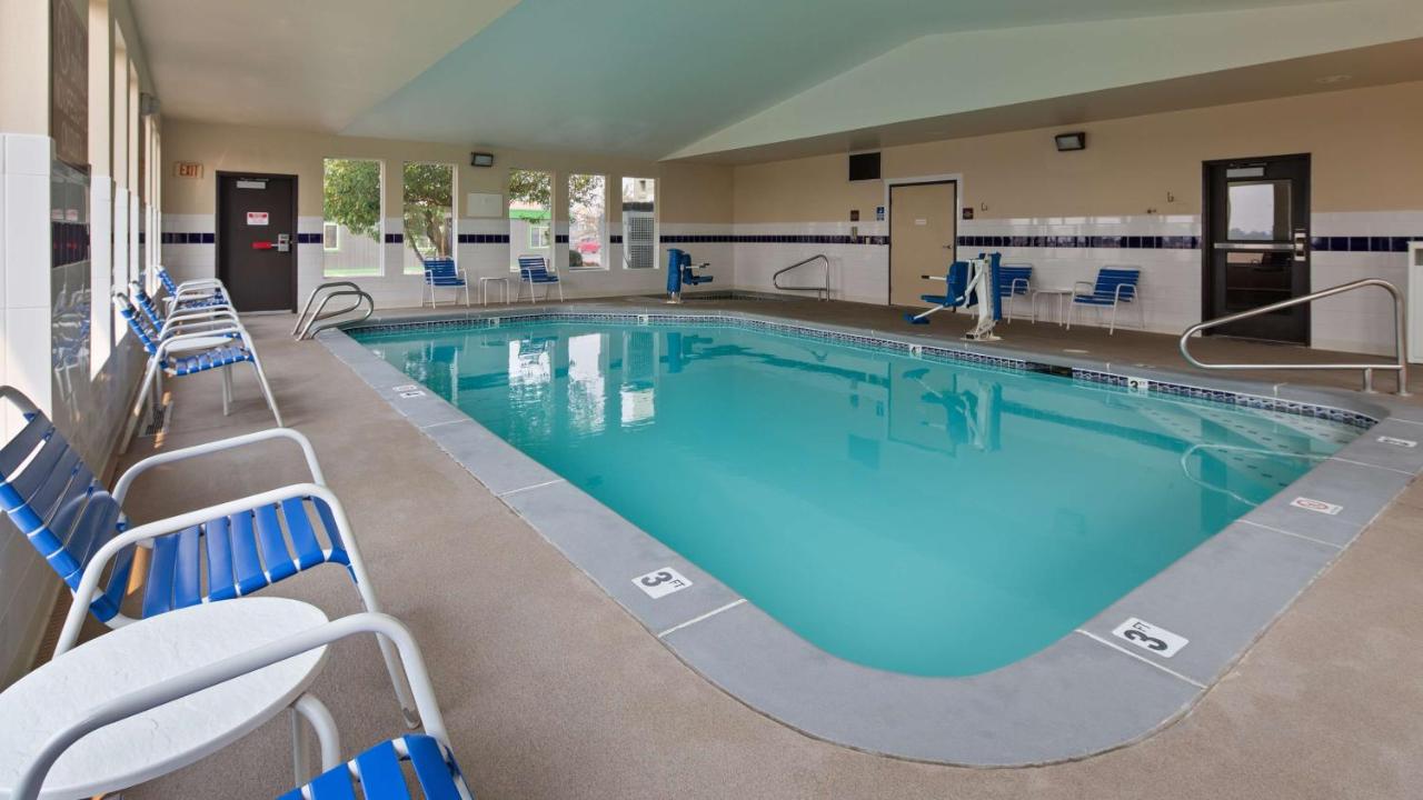 Heated swimming pool: Best Western Bronco Inn