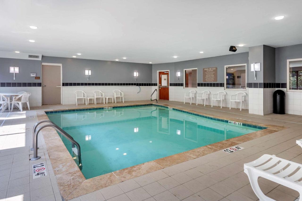 Heated swimming pool: Comfort Suites Manchester