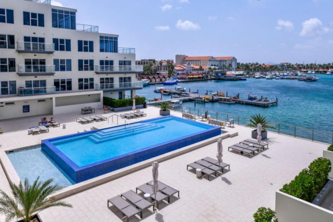 Beach: Stylish luxury condo, central location, ocean view, pool, gym
