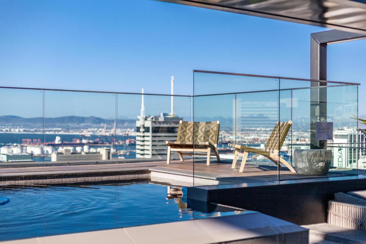 Rooftop swimming pool: Luxuriuous 1 Bedroom in 16 on Bree