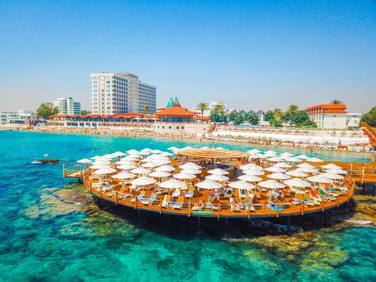 Beach: Salamis Bay Conti Hotel Resort & SPA & Casino