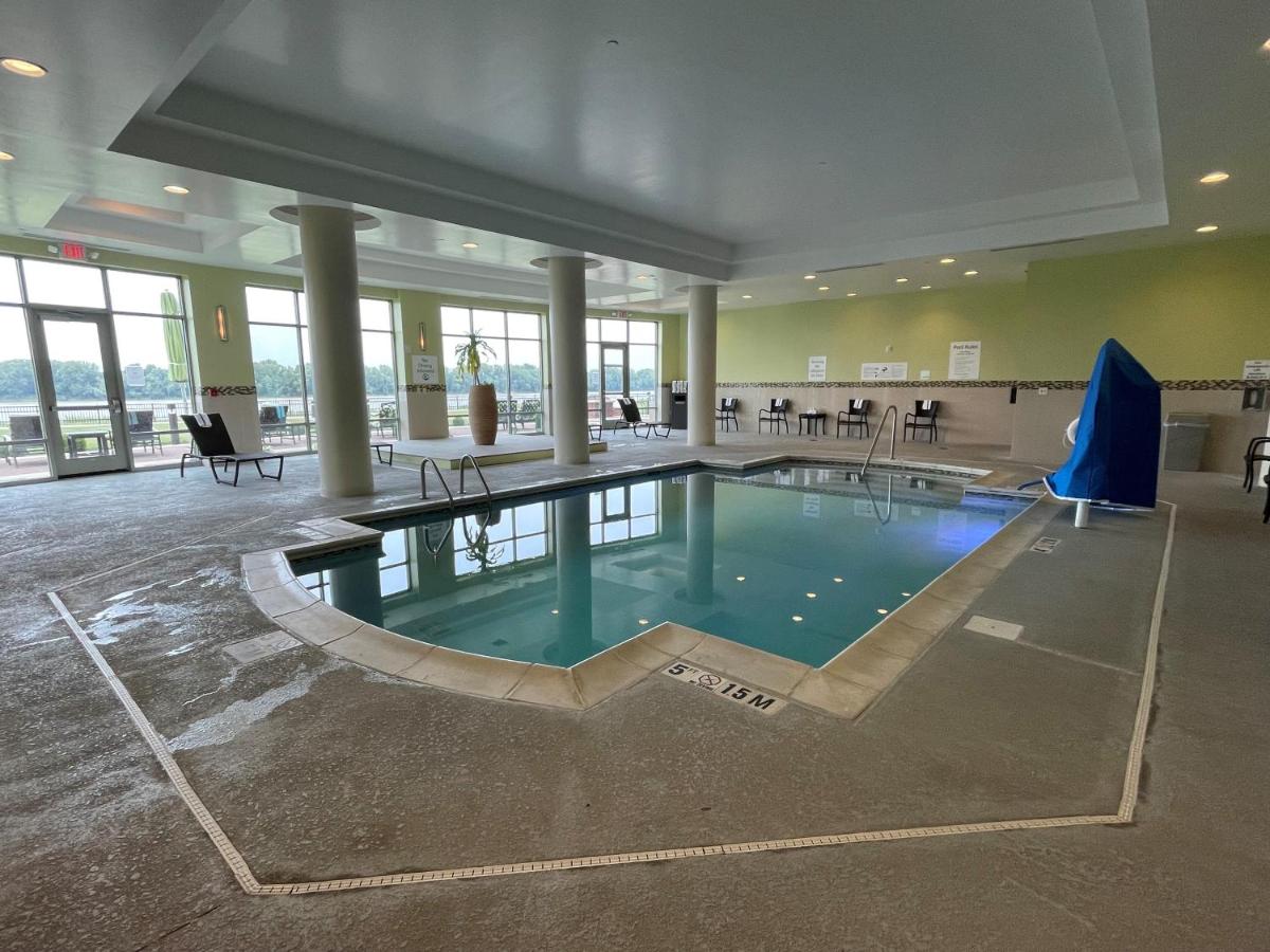 Heated swimming pool: Holiday Inn Owensboro Riverfront, an IHG Hotel